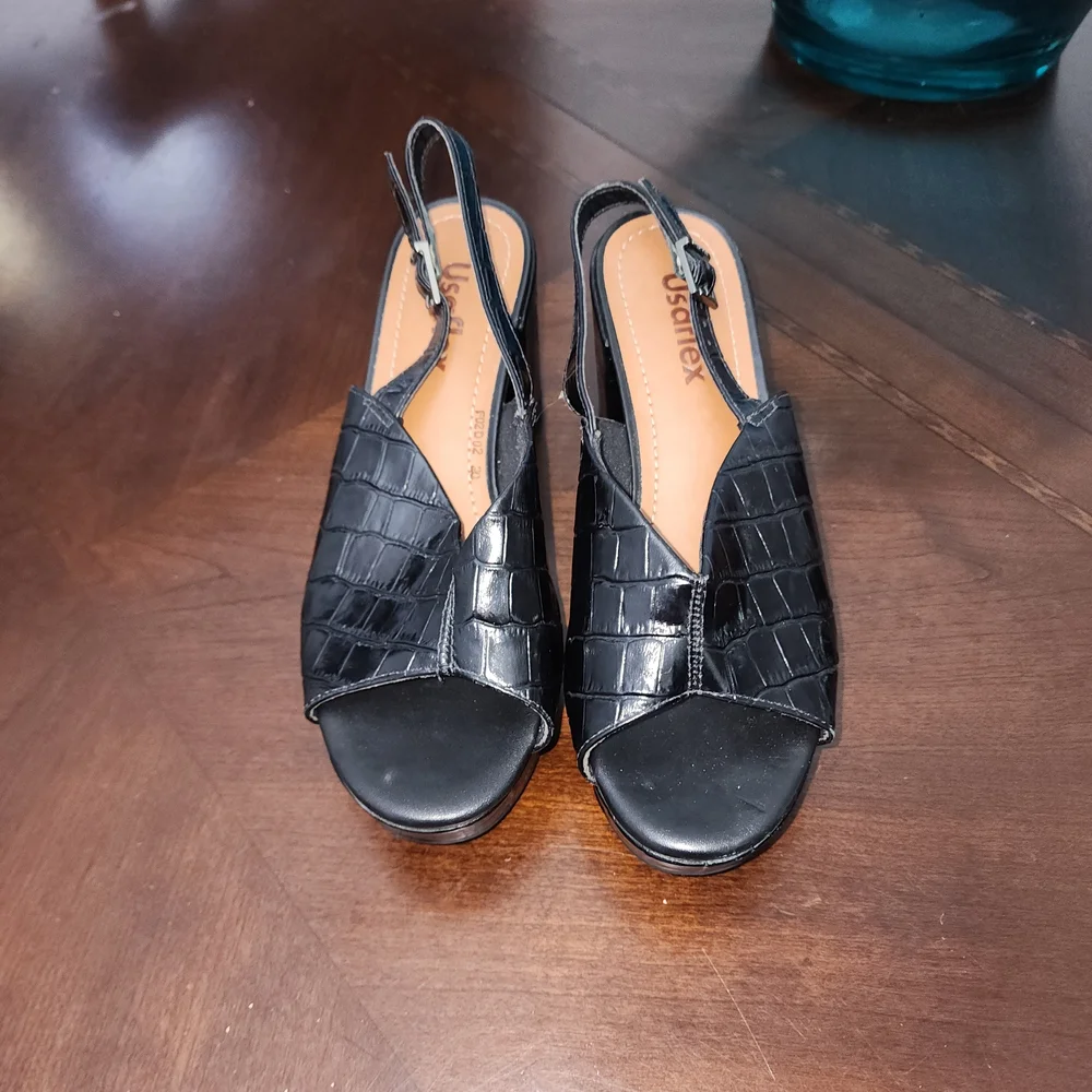 Elegant Black Croc-Embossed Platform Slingbacks